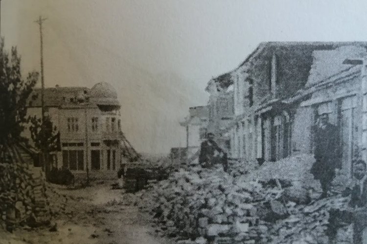 Днешното кръстовище между улиците "Орфей" и "Димитър Благоев". Снимката е от книгата на Никола Сталев "Първомай и Първомайско през вековете" 