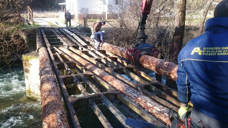 Здрав и устойчив мост към един от рибарниците край Девин