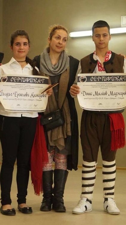 Основният инициатор на кампанията е сестрата на Митко, Ваня Терзиева. На снимката тя е с наградените за 24 май 2017 г. - Йълдъз Ахмедова и Денис Маджаров 