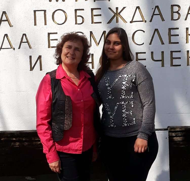 Десетокласничката Красимира Бонева и нейната преподавателка Румяна Лозева