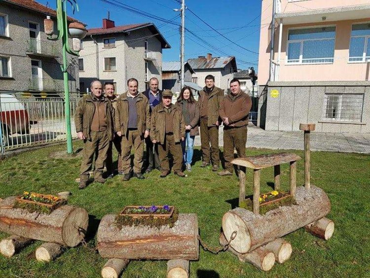 Горските сами направиха дървена композиция за детската градина в Сърница