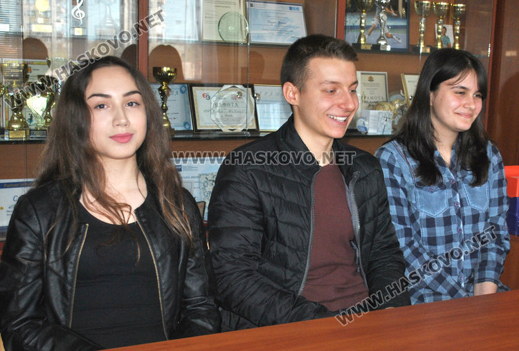 Тереза, Тодор Кирев и Антония Попова/вдясно/