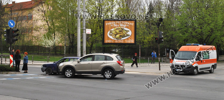 Шевролет и Форд се разбиха на „Раковски“, и двете коли минали на зелено