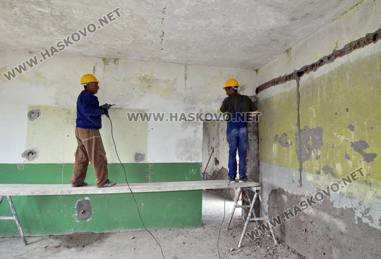 Започнаха кучешкия приют в бившата ОСМА