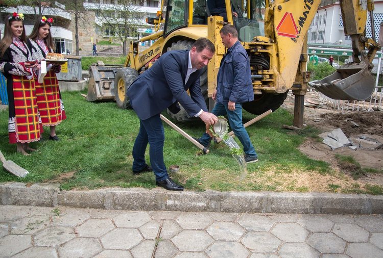Кметът на Мадан и строителите направиха символична първа копка на мащабния проект