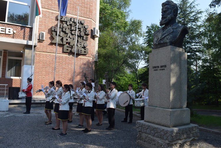 Футболен празник на стадиона на Езиковата гимназия