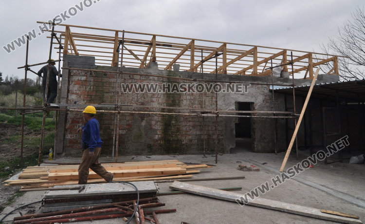 Започнаха кучешкия приют в бившата ОСМА