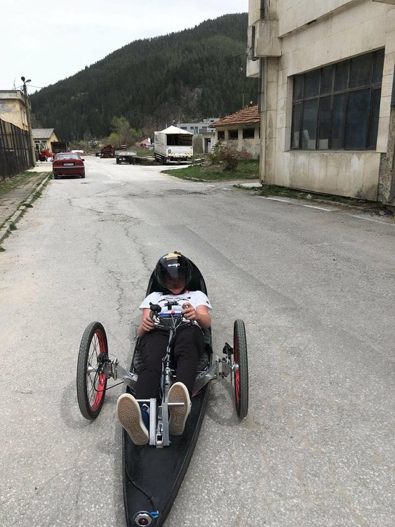 Започнаха тестовете на новата електрическа супер кола, конструирана от ученици в Чепеларе