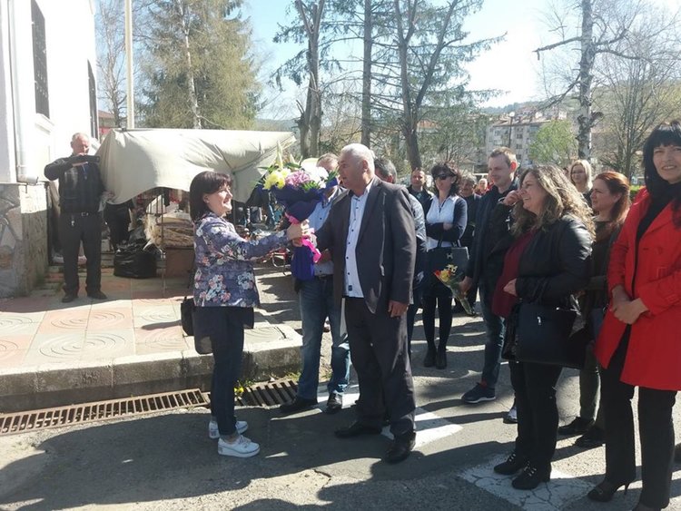 Инициативен комитет от Ардино връчи на Цвета Караянчева подписка за спешен ремонт на пътя до Кърджали