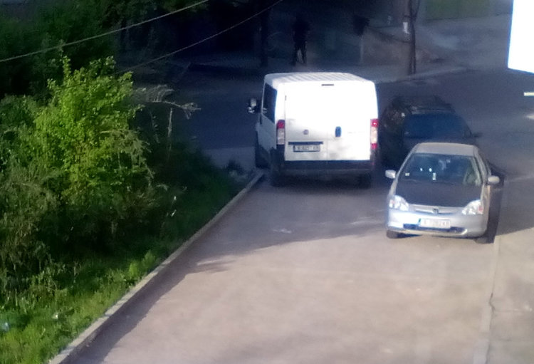 Читател: Нагло паркиране затапва улица в Хасково