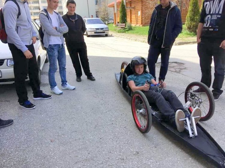 Започнаха тестовете на новата електрическа супер кола, конструирана от ученици в Чепеларе