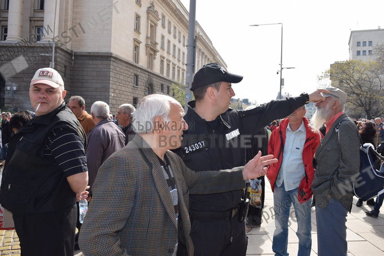 Полицията съдейства