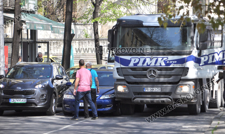 Камион омачка и заклещи Мазда до съда в Хасково