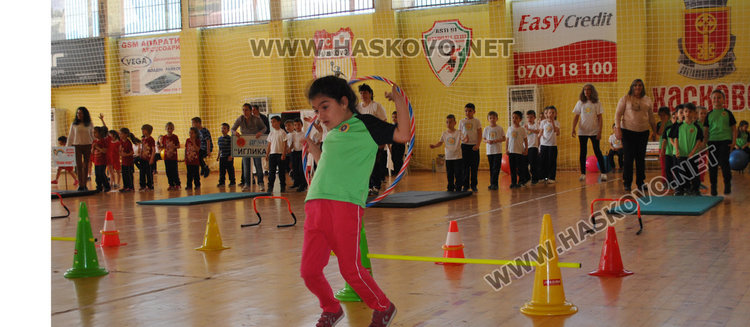 Децата от пет градини в спортна надпревара за купи и медали