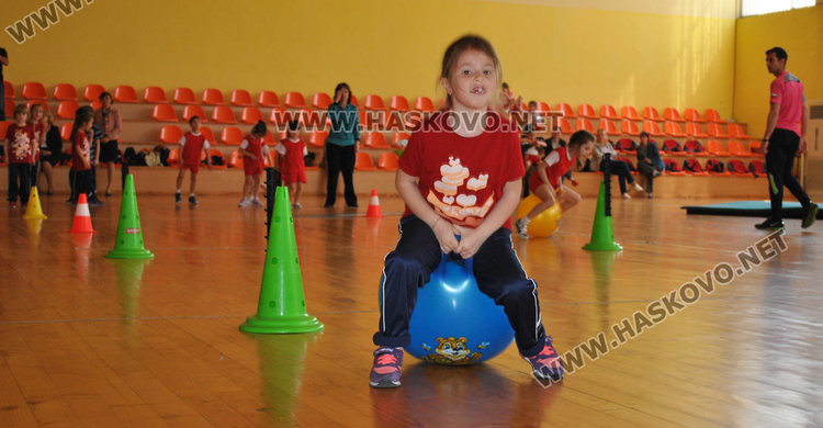 Децата от пет градини в спортна надпревара за купи и медали