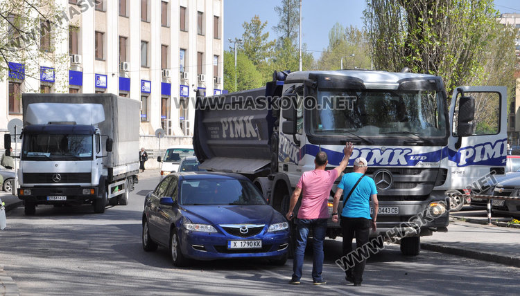 Камион омачка и заклещи Мазда до съда в Хасково
