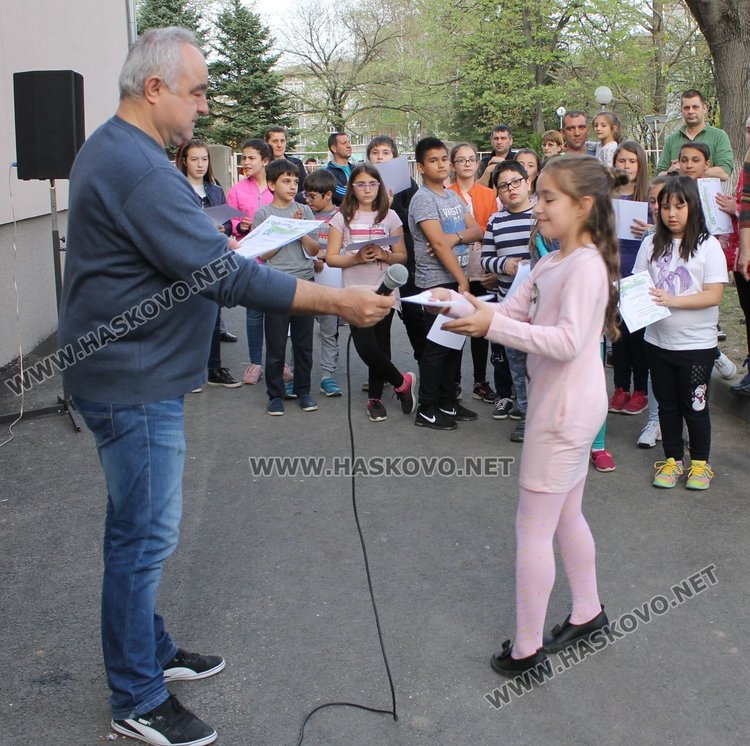 Залесиха двора на СУ "Любен Каравелов" с 60 дръвчета