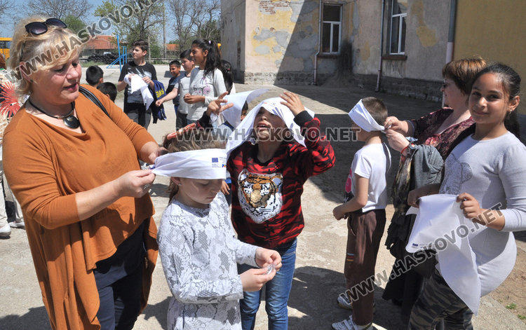 Учениците от Конуш посадиха градина на толерантността