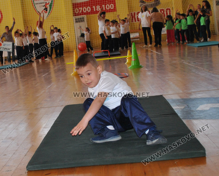 Децата от пет градини в спортна надпревара за купи и медали
