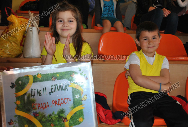 Децата от пет градини в спортна надпревара за купи и медали