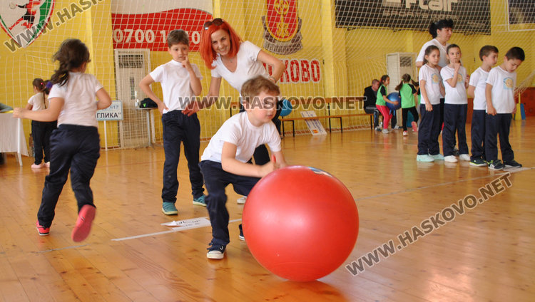 Децата от пет градини в спортна надпревара за купи и медали