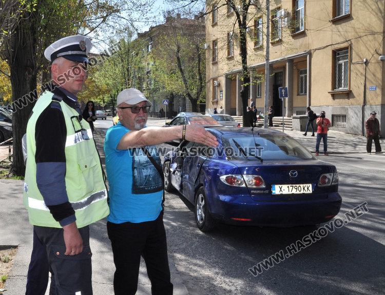 Камион омачка и заклещи Мазда до съда в Хасково