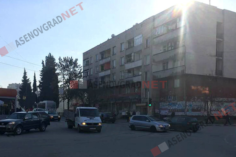 Блокът до кръстовището на Автогарата става платно за графити