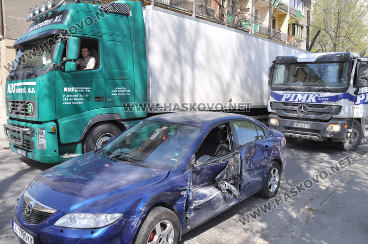 Камион омачка и заклещи Мазда до съда в Хасково