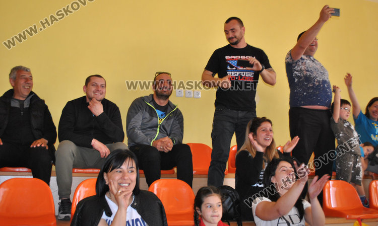 Децата от пет градини в спортна надпревара за купи и медали