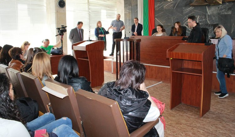 Димитровградски ученици посетиха Районния съд