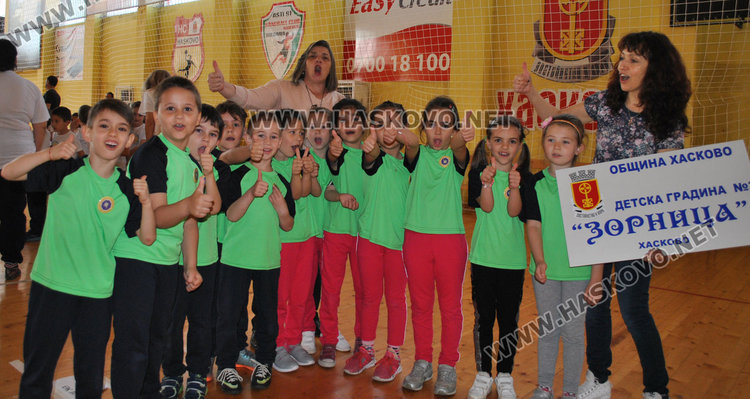 Децата от пет градини в спортна надпревара за купи и медали