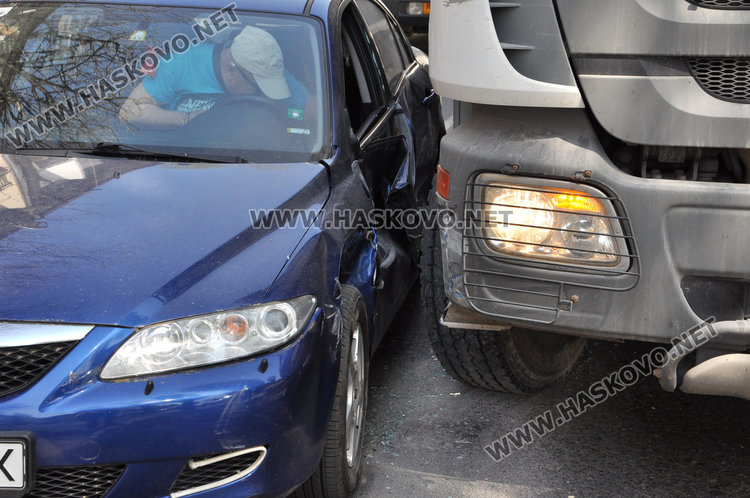 Камион омачка и заклещи Мазда до съда в Хасково
