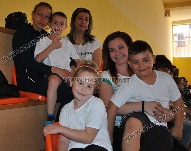 Децата от пет градини в спортна надпревара за купи и медали