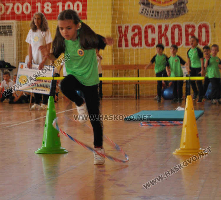 Децата от пет градини в спортна надпревара за купи и медали
