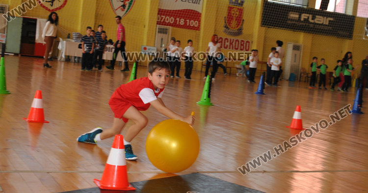 Децата от пет градини в спортна надпревара за купи и медали