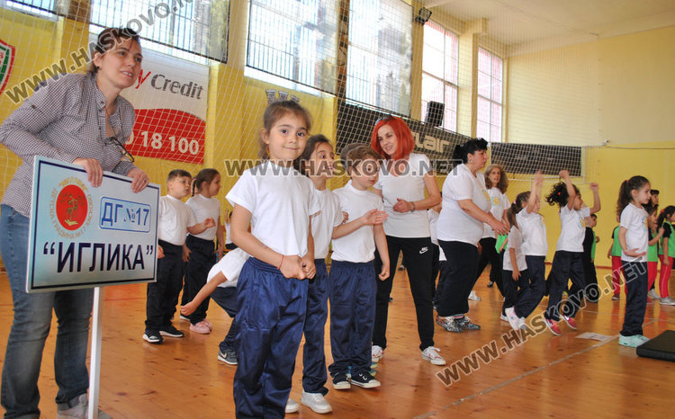 Децата от пет градини в спортна надпревара за купи и медали