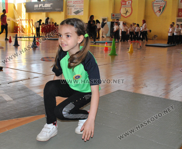 Децата от пет градини в спортна надпревара за купи и медали