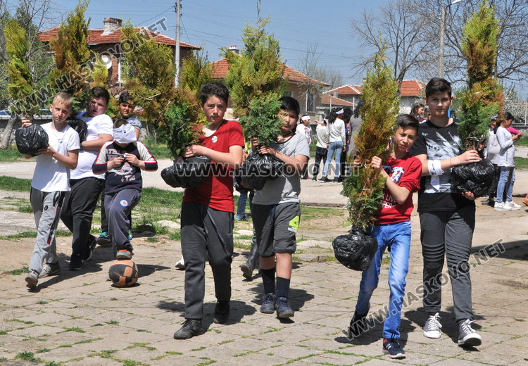 Учениците от Конуш посадиха градина на толерантността