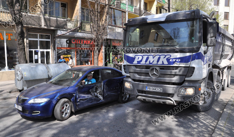 Камион омачка и заклещи Мазда до съда в Хасково