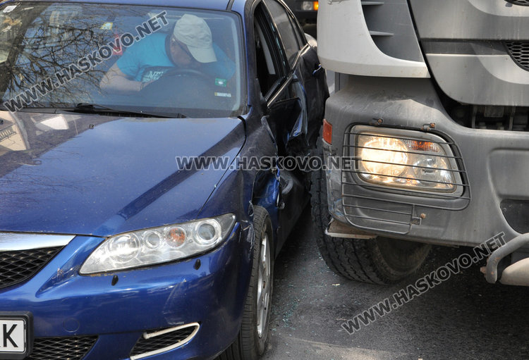 Камион омачка и заклещи Мазда до съда в Хасково