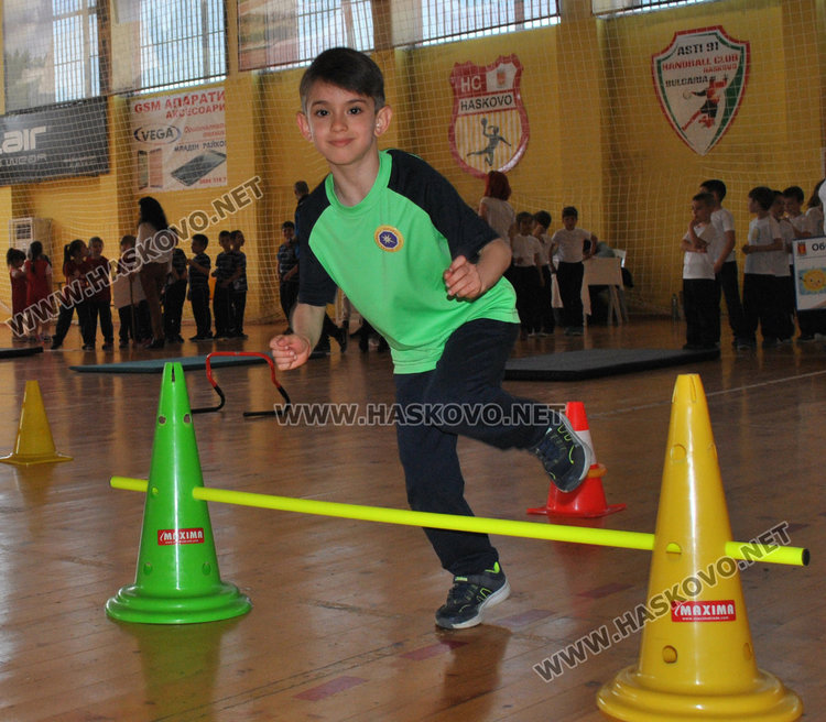 Децата от пет градини в спортна надпревара за купи и медали