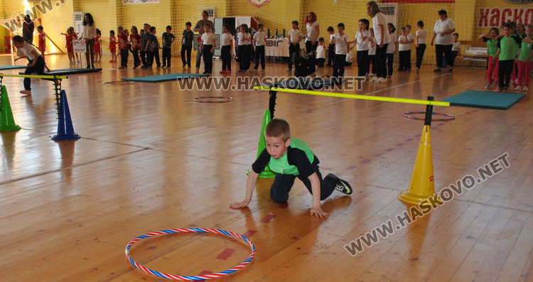 Децата от пет градини в спортна надпревара за купи и медали