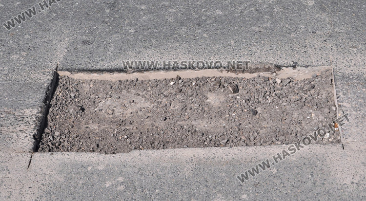 10 тона асфалт за дупките по „Раковски“