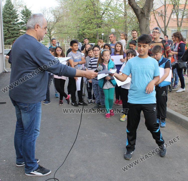 Залесиха двора на СУ "Любен Каравелов" с 60 дръвчета