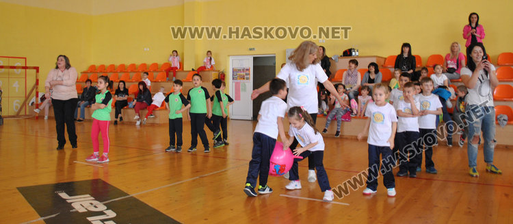Децата от пет градини в спортна надпревара за купи и медали