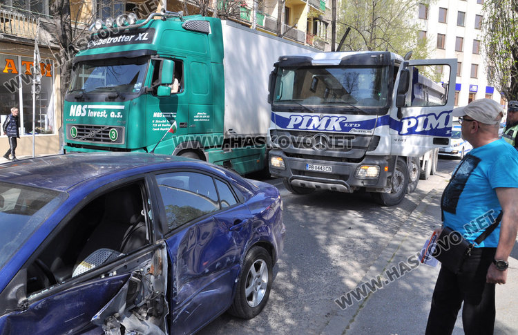 Камион омачка и заклещи Мазда до съда в Хасково