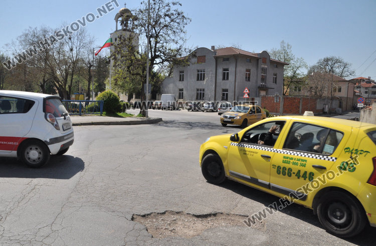 Дупка трови нервите на шофьори на невралгично кръстовище
