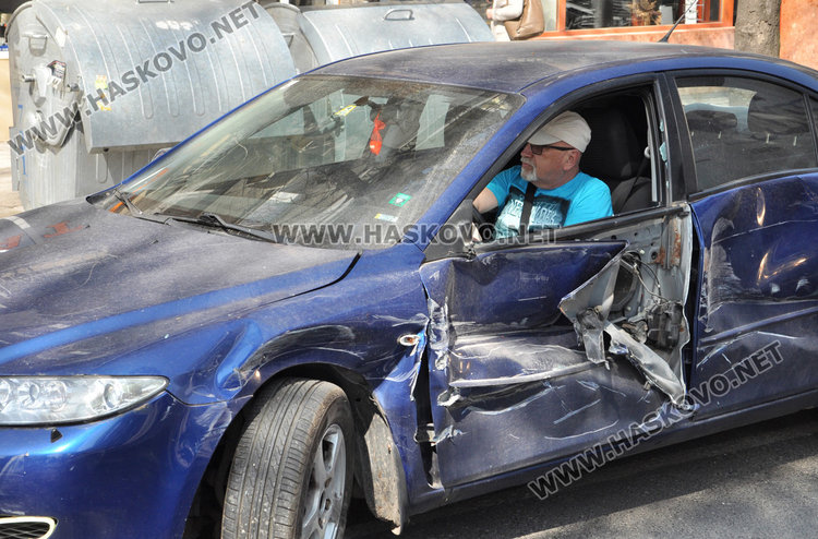 Камион омачка и заклещи Мазда до съда в Хасково