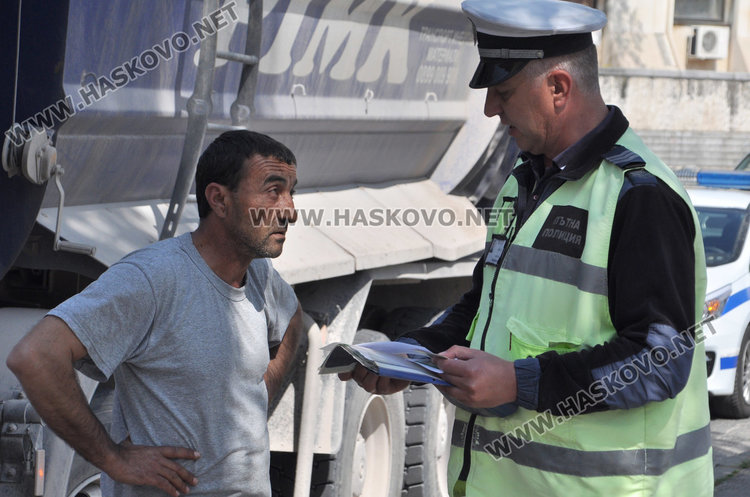 Камион омачка и заклещи Мазда до съда в Хасково