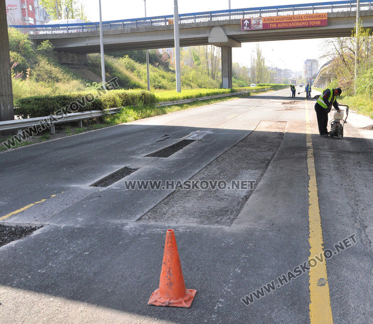 10 тона асфалт за дупките по „Раковски“